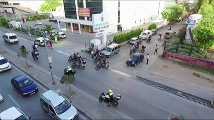 İzmir polisinden hava destekli uyuşturucu operasyonu drone ile görüntülendi