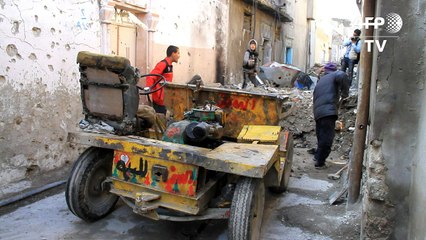 شباب الموصل يزيلون الركام من الشوارع