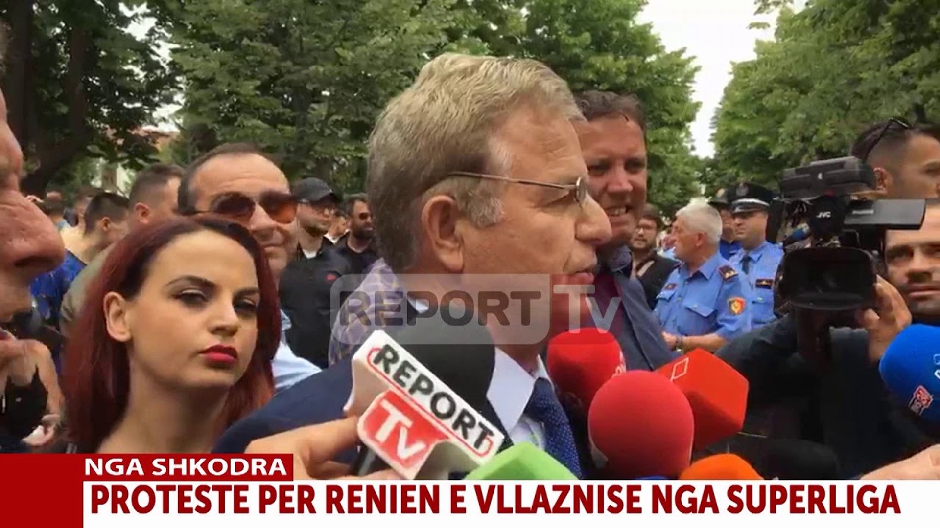 ⁣Report TV - Tifozi poezi për rënien e Vllaznisë: Futbollista shembët epokën!
