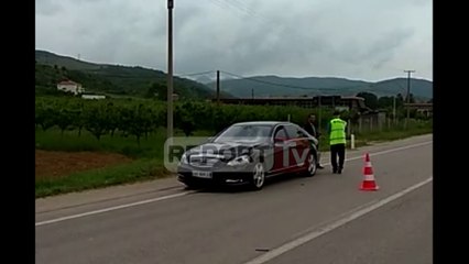 Download Video: Pogradec, po ecte në rrugë, 18-vjeçari përplaset për vdekje nga BENZ-i