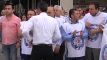 İzmir Memurlar, Büyükşehir Belediyesi'ne Siyah Çelenk Bıraktı