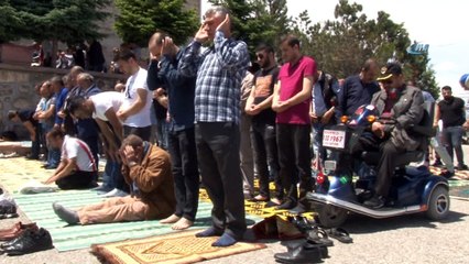 Ramazan ayının ilk Cuma gününde vatandaşlar türbelere akın etti