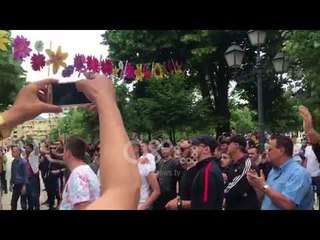 Ora News - Rënia e Vllaznisë nga Superliga, tifozët i vënë "zjarrin" Bashkisë