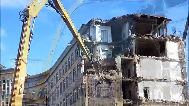CATERPILLAR 385 LONGFRONT DEMOLITION ++ HIGH REACH EXCAVATOR DEMOLISHING BUILDING