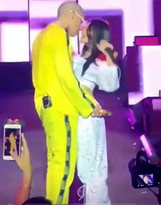 BAD BUNNY BESX A CAZZU   En Vivo