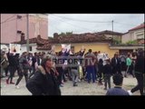 Report TV - Korçë, përcillet mes lotësh i riu që vdiq te komisariati, familjarët në protestë