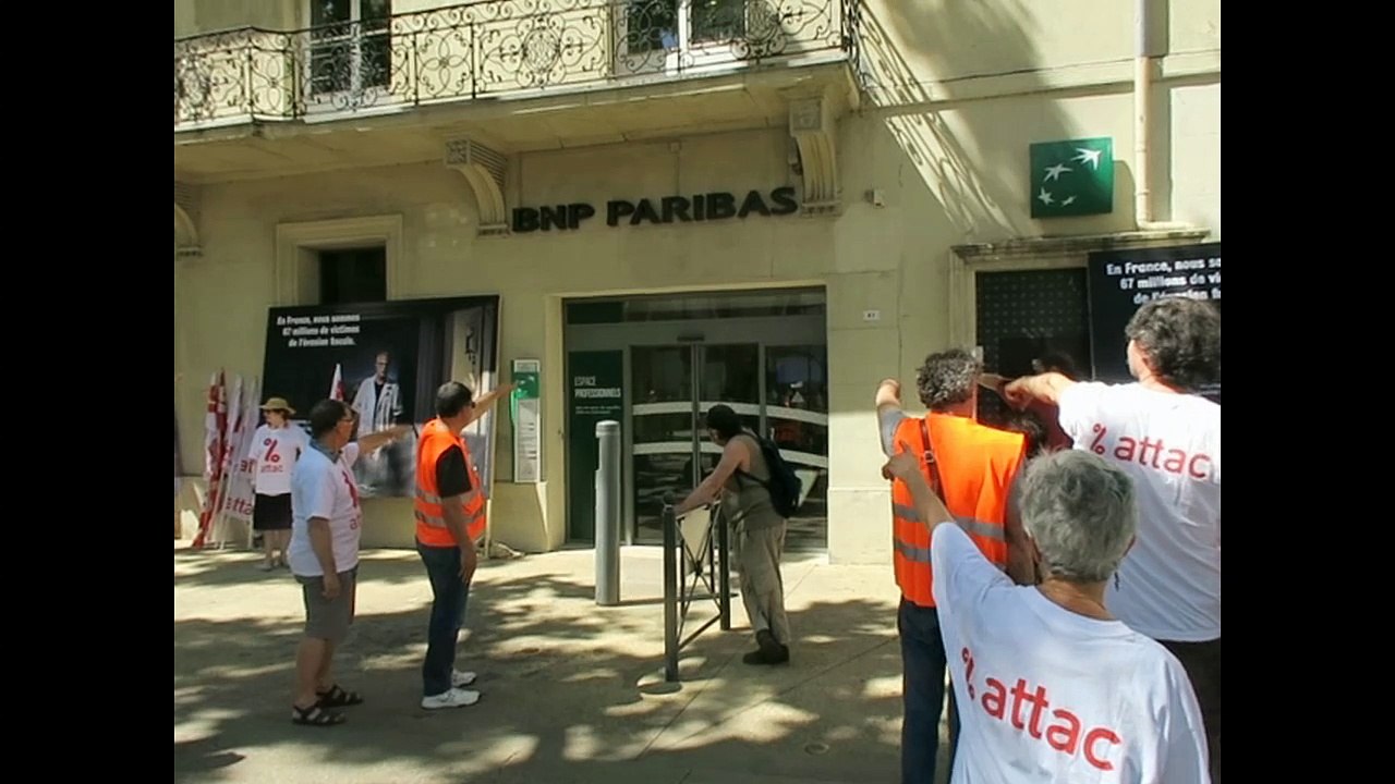 Carpentras : une action d'Attac devant la BNP, comme une bande-annonce avnt le procès