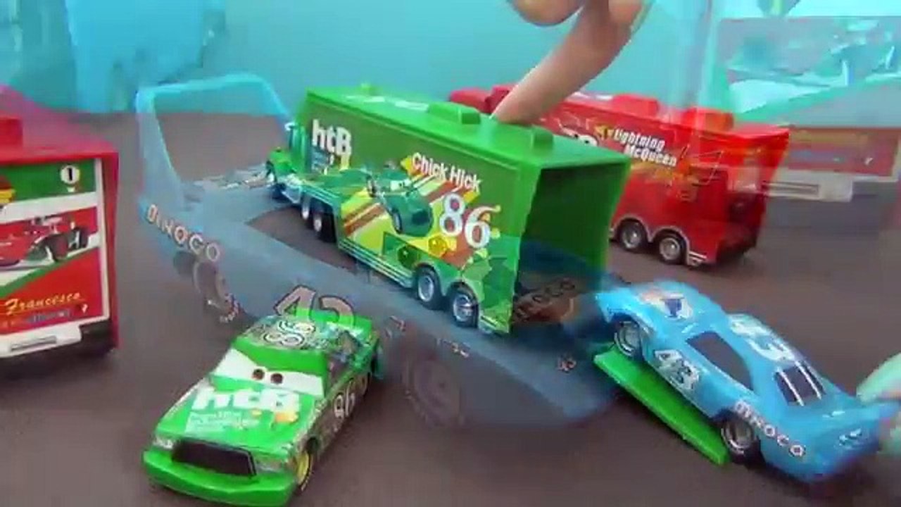 Los coches español. Sheriff le pide ayuda a Rayo McQueen y Mater. McQueen y camiones