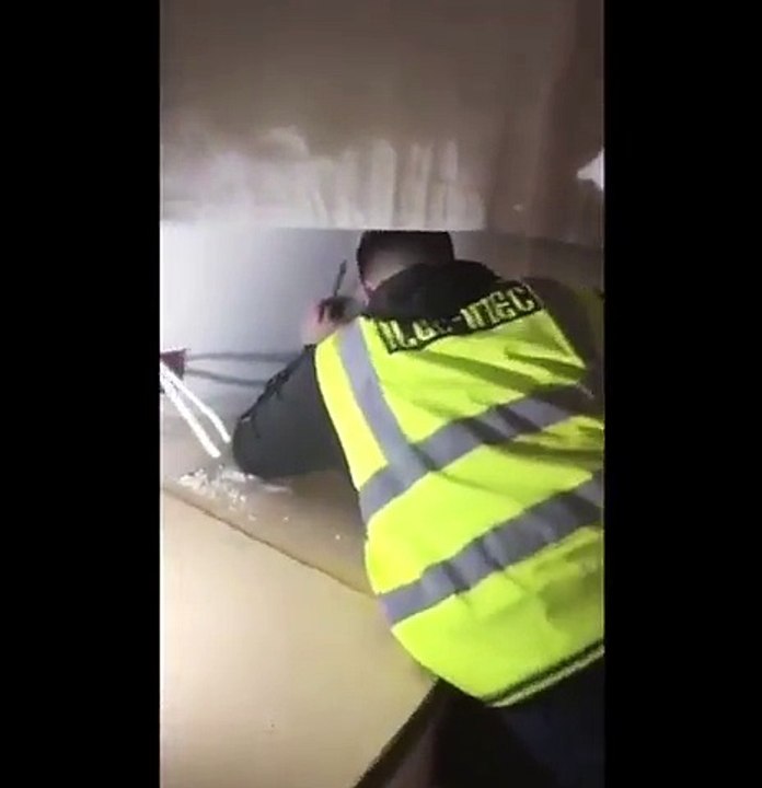 Faire peur à ses collègues sur un chantier... ordure !