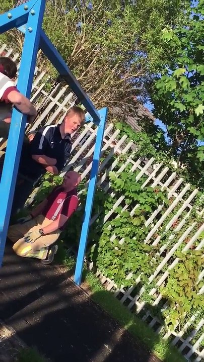 Sauvé par les pompiers d'une... balançoire coincée !