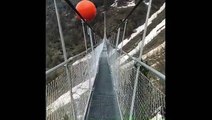 Marcher sur ce pont suspendu transparent : vertigineux !