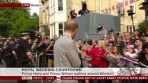 Surprise ! Le Prince Harry et son frère viennent de sortir saluer la foule peu avant 19h -
