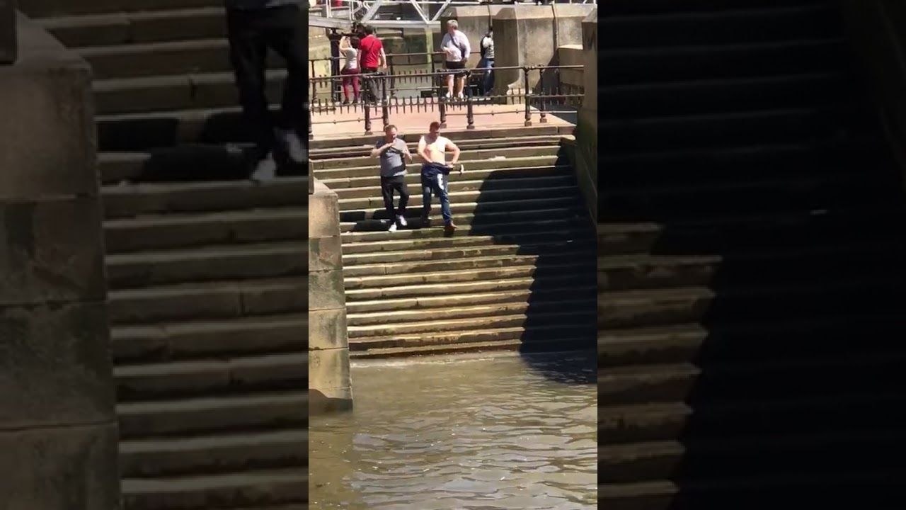 Il glisse dans les escaliers et tombe dans la Tamise