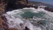Des ados se retrouvent piégés par de grosses vagues alors qu'ils plongeaient des rochers