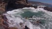 Des ados se retrouvent piégés par de grosses vagues alors qu'ils plongeaient des rochers