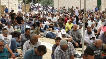 Decenas de miles de palestinos oran en Jerusalén el primer viernes de Ramadán
