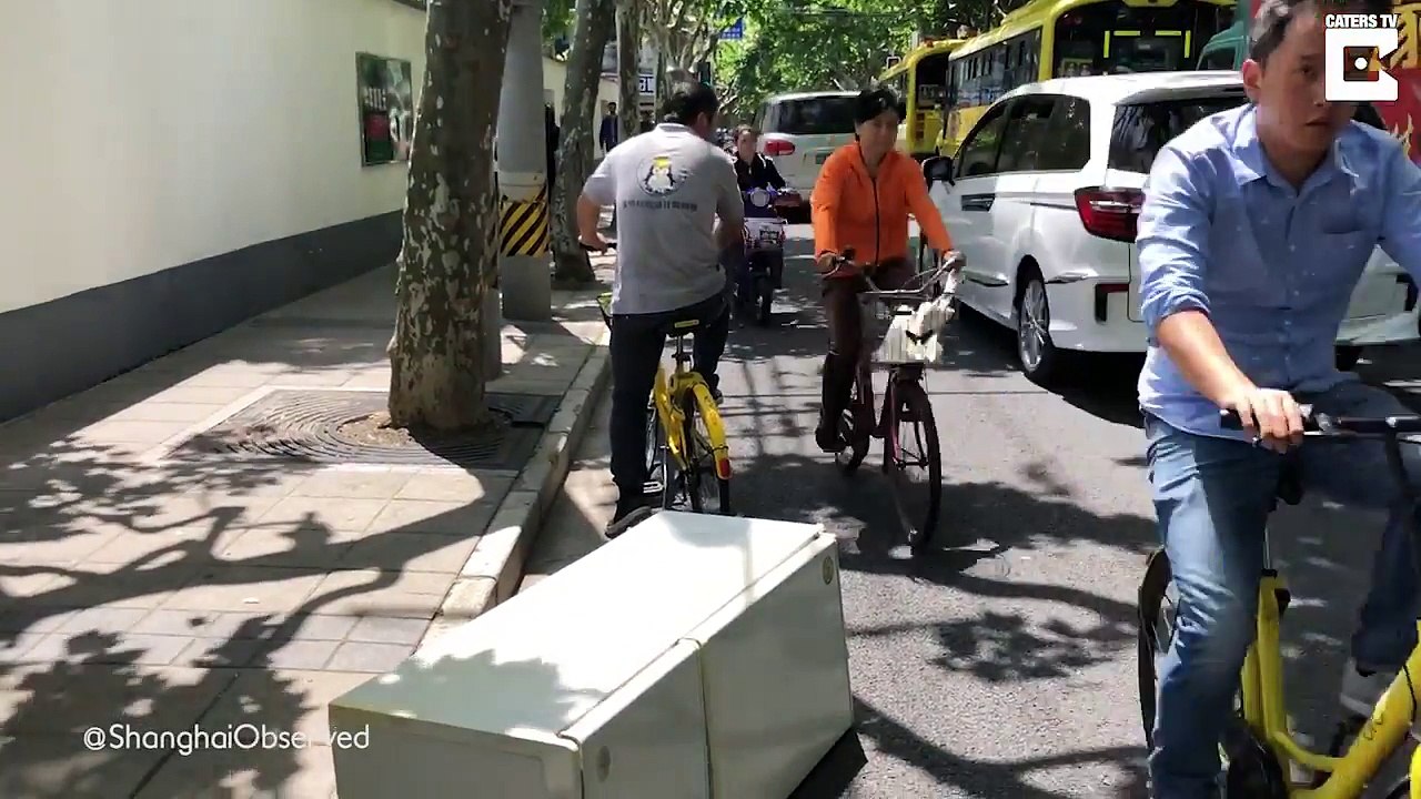 Une façon étrange de transporter son frigo en vélo
