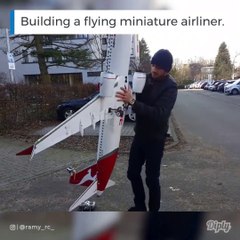 Il s'est fabriqué un mini avion de ligne plus vrai que nature...