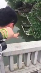 Sa technique de peche est incroyable