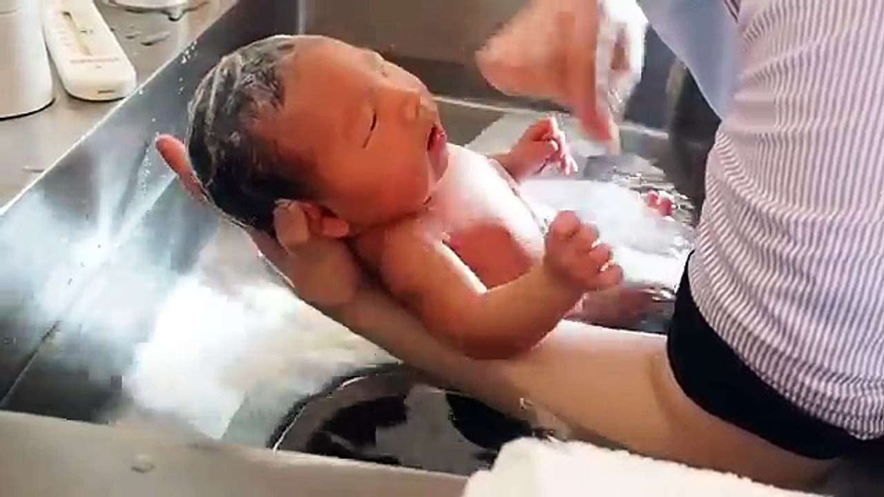 ［前半］意外と気持ちよさそう？はじめての沐浴！実践編☆生後４日目の赤ちゃん
