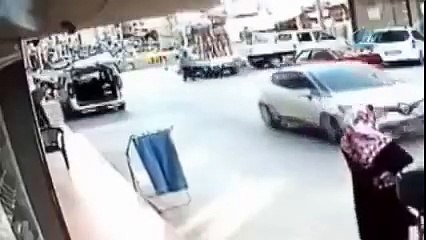 müthiş refleksi ile kızın hayatını kurtaran adam