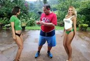 Man dancing  with two girls / Hombre bailando con dos mujeres
