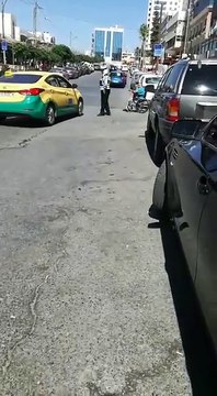 بالفيديو ...نشمية من الامن العام ترسم اروع الصور الانسانيةسطرت نشمية من ادارة السير المركزية في مدير الامن العام مساء اليوم في العاصمة عمان اجمل واروع صور ال