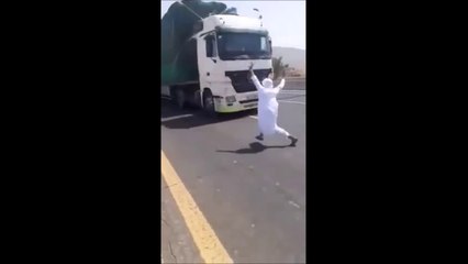 Скачать видео: Il se jette devant un camion lancé à tout allure juste pour s'amuser