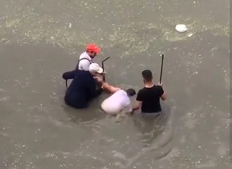 Başkent'te Sağanak Yağış Altında Şortla Arabasını Yıkadı