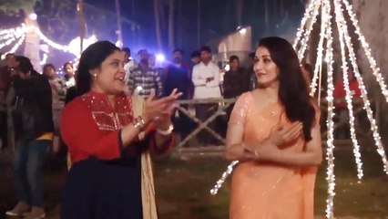 Madhuri Dixit & Renuka Shahane's Dance on 'Lo Chali Main' is treat to watch | FilmiBeat