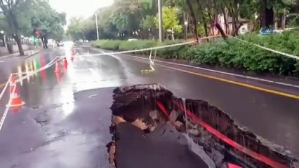 Başkent’te sağanak yağış altında şortla arabasını yıkadı