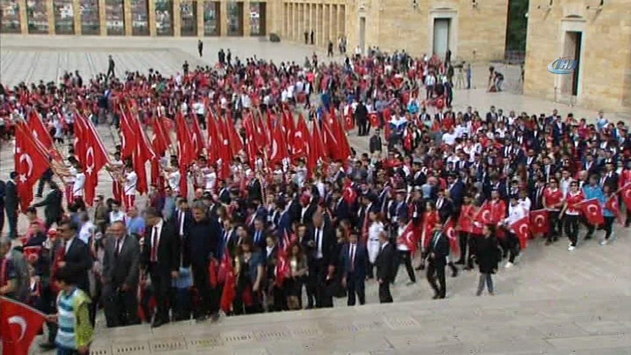 Bakan Bak, gençlerle birlikte Anıtkabir’de
