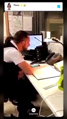 Un policier parisien appelle un fan de l'OM lors de la finale