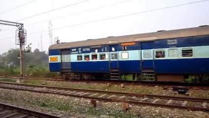 TRAINS FROM 3 DIVISIONS WITHIN SPAN OF MINUTES | ER MEETS NER - ECR OVERTAKES !!