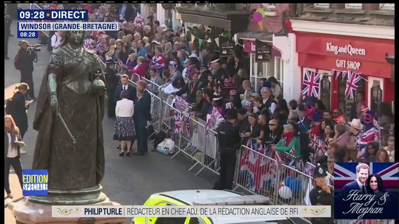 Mariage princier : bain de foule à proximité de la chapelle St-Georges à Windsor #RoyalWedding