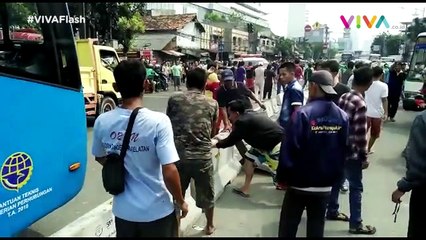 Warga Bongkar Paksa Separator Persimpangan Mampang