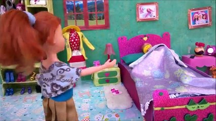 Chelsea y su amiga INVESTIGAN quien puso un huevo en el zapato de Barbie!| Juegos con muñecas