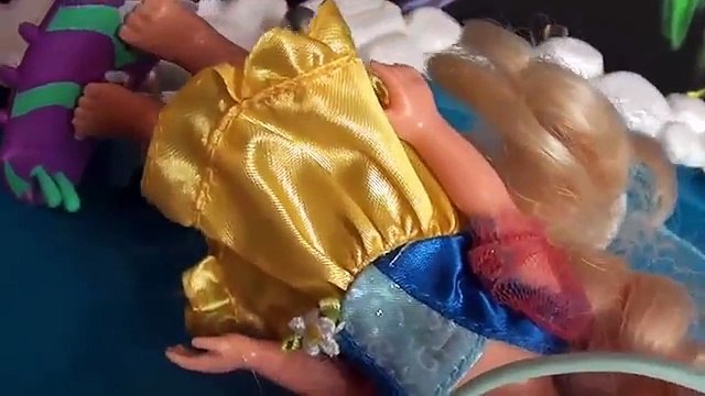 Elsia and Annia Toddlers Skating at the park #2 Disney Skateboard Ramp Tricks Toys and Dolls Elsya