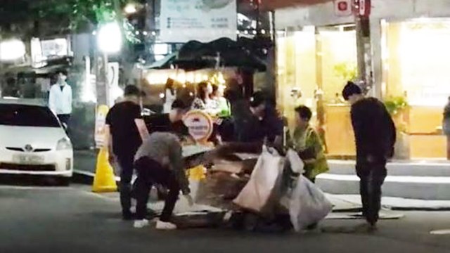 폐지 할머니의 쏟아진 상자 함께 줍는 훈훈한 청년들(영상) / YTN