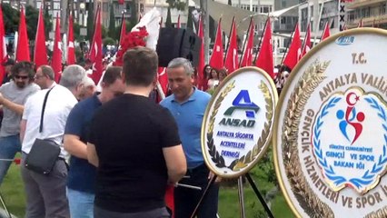 19 Mayıs kutlamalarında bir öğrenci sıcaktan bayıldı