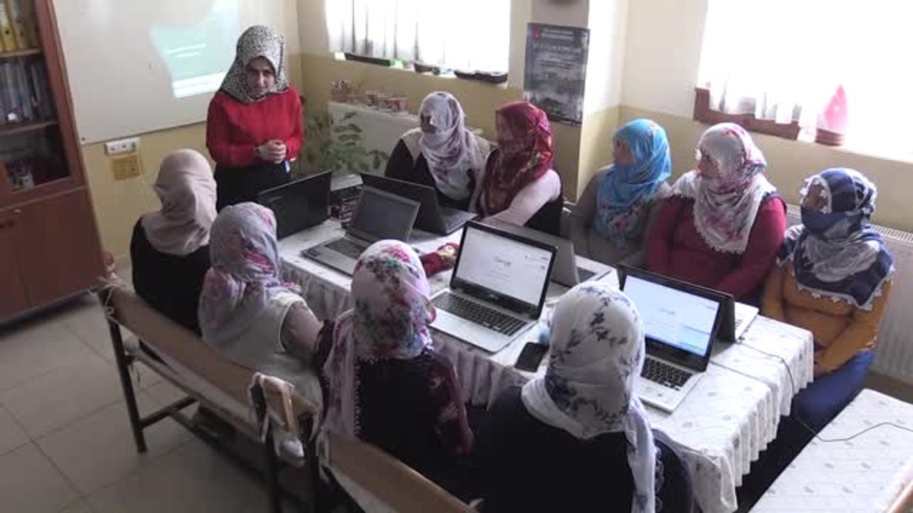 Köylü Kadınlara, Çocuklarını İnternetin Zararlarından Koruma Eğitimi