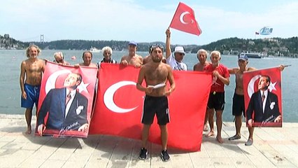 Boğazın serin sularına atlayıp, Türk Bayrağı açtılar