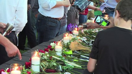 إضاءة شموع في تكساس تكريما لضحايا اطلاق النار في مدرسة ثانوية