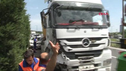 Hafriyat Kamyonu, Otomobili Bariyerlere Sıkıştırdı: 1'i Ağır 2 Yaralı