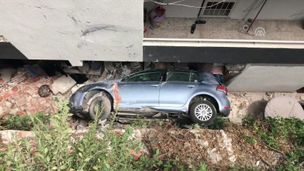 Otomobil apartman boşluğuna düştü: 2 yaralı - İZMİR