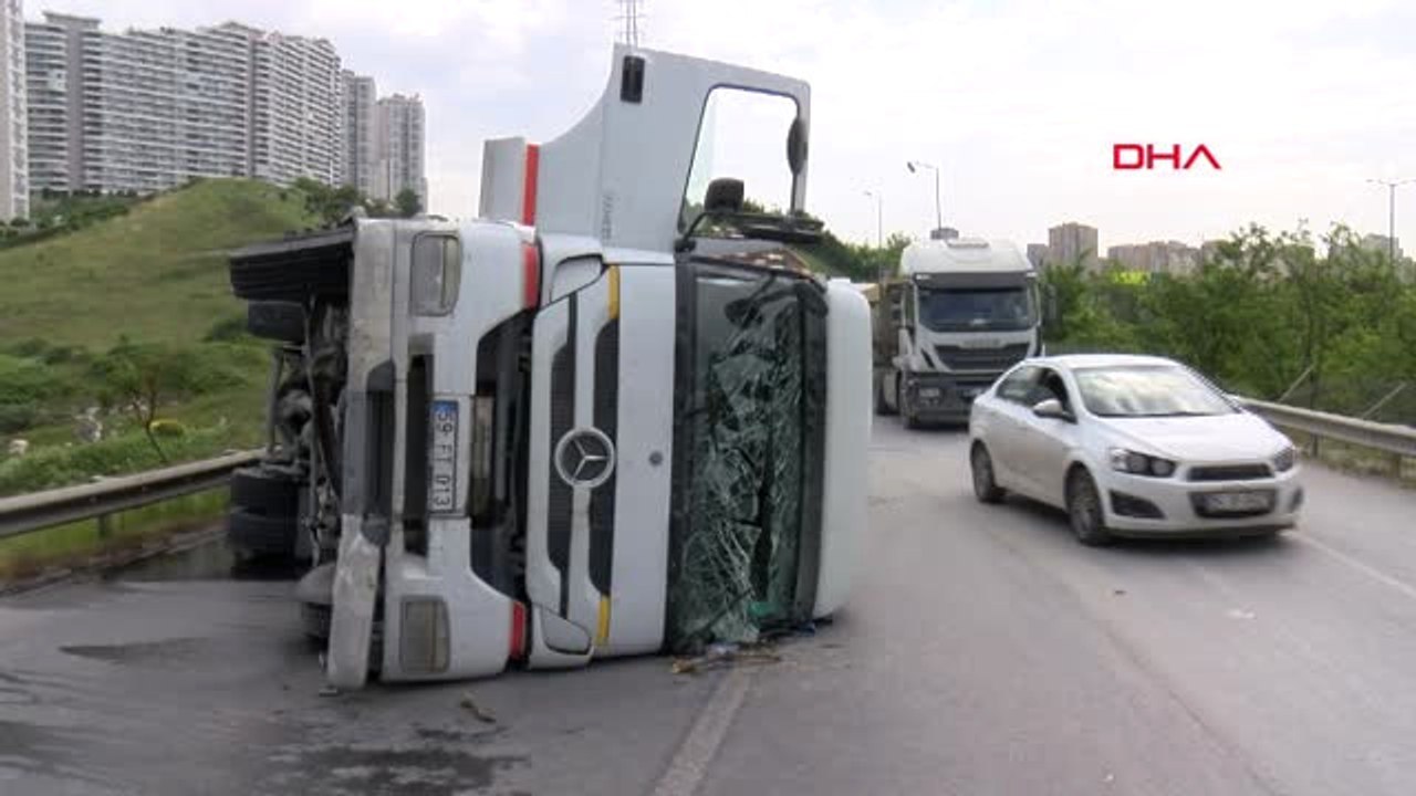Hafriyat Kamyonu Devrildi; Trafik Felç Oldu