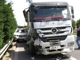 Hafriyat Kamyonu, Otomobili Bariyerlere Sıkıştırdı: 1'i Ağır 2 Yaralı