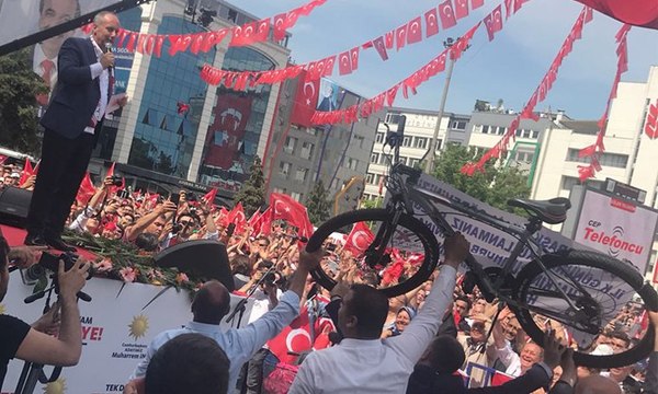 Muharrem İnce'ye bisiklet hediye edildi