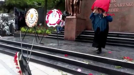 CHP ve HDP çelenklerini parçaladı "Ne işleri var burada"