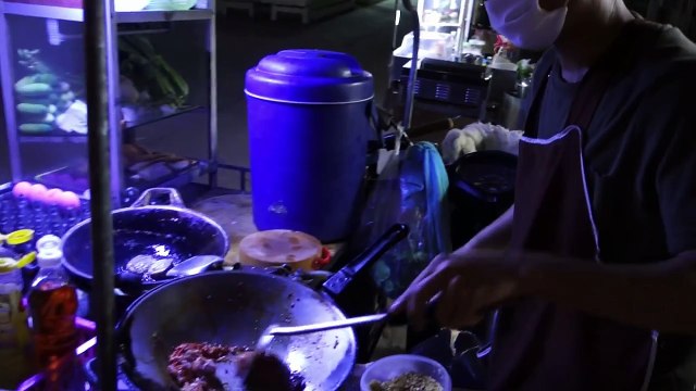 Chef Cooks Up Some Mean Thai Street Food at 100 AM in Pattaya Thailand